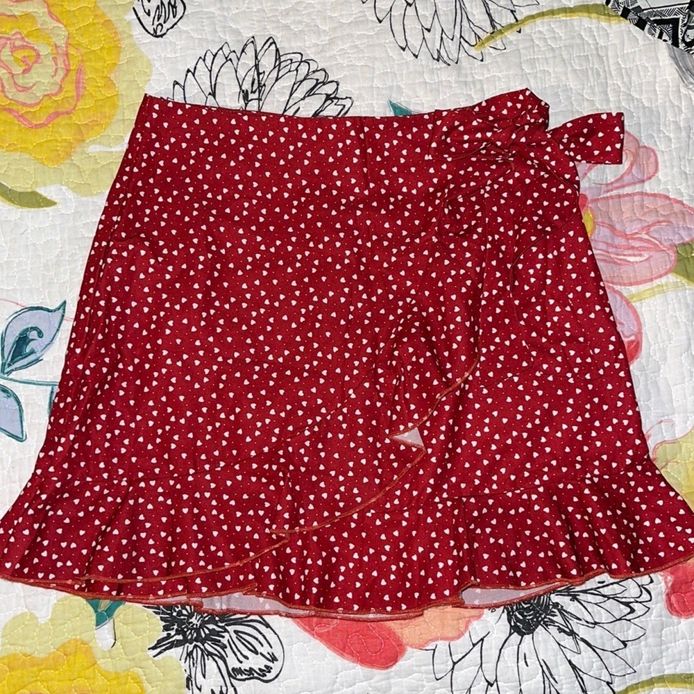 Excellent Condition Flowy Wrap Skirt Tiny Hearts Red White